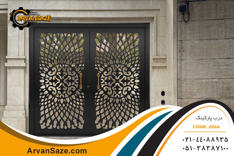 درب دو لنگه ماشین رو مشکی رنگ، شیشه خور، دارای دو دستگیره چدنی طلایی